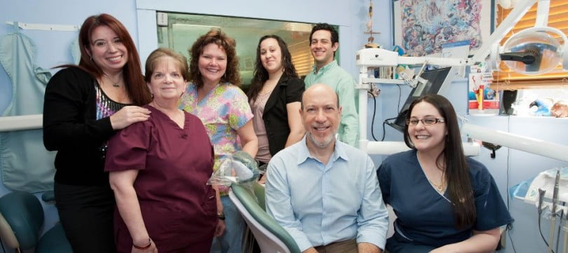 Pai de Zuckerberg dá seminário de redes sociais para dentistas
