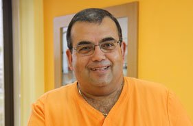 Clínica Dr. Jorge João: O médico das batas coloridas