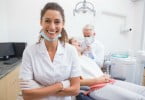 assistente dentaria a sorrir