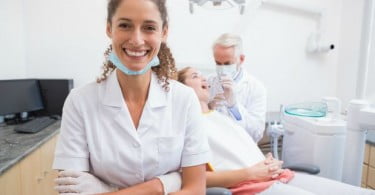 assistente dentaria a sorrir