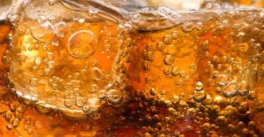 Bebidas gaseificadas fazem tão mal aos dentes como cocaína e metanfetaminas