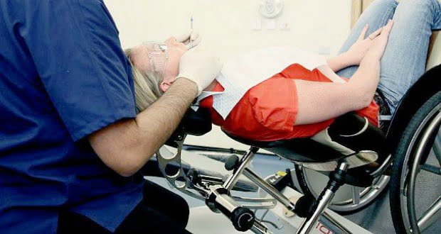 Cadeira dentária para pacientes com deficiências físicas já é usada em 18 países