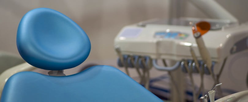 Dentista acusado de crimes continua a tratar pacientes