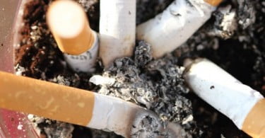 Fuma logo que acorda? É que este hábito duplica o risco de cancro na boca e pulmões