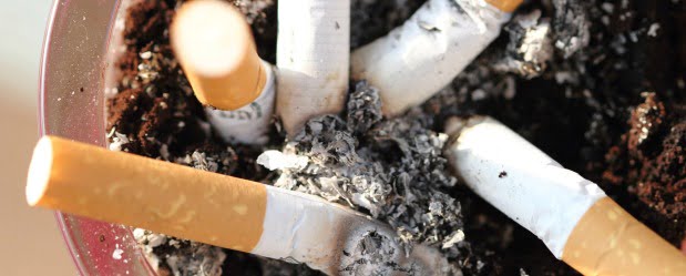 Fuma logo que acorda? É que este hábito duplica o risco de cancro na boca e pulmões