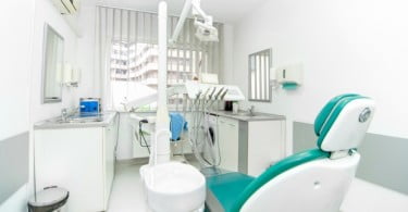 Clínica da Faculdade de Medicina Dentária encerrada devido a irregularidades