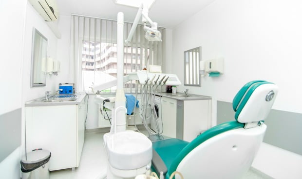 Clínica da Faculdade de Medicina Dentária encerrada devido a irregularidades