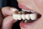 Novo dente artificial pode substituir dentaduras