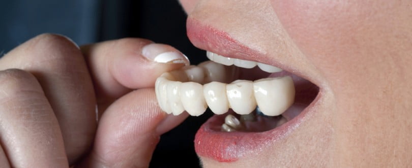 Novo dente artificial pode substituir dentaduras