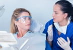 dentista a falar com paciente  Saude Oral