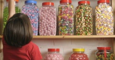 Snacks doces ameaçam saúde oral das crianças