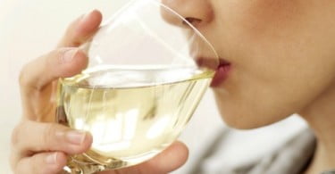 Vinho branco ataca esmalte dentário