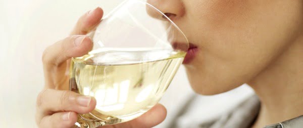 Vinho branco ataca esmalte dentário