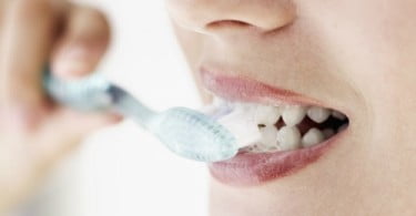 Escovar dentes após refeições pode ser prejudicial