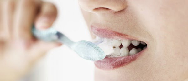 Escovar dentes após refeições pode ser prejudicial
