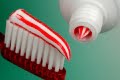 Dentista escova para diagnosticar gengivite