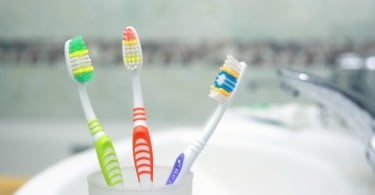 Estudo recomenda desinfeção das escovas de dentes de forma regular
