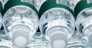 Água engarrafada pode colocar em risco dentes de crianças