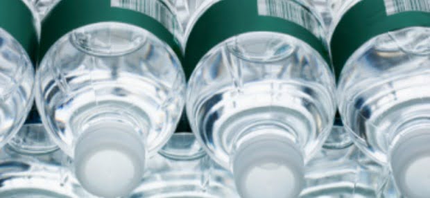 Água engarrafada pode colocar em risco dentes de crianças