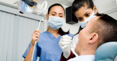 Estudo sugere que devem ser higienistas a monitorizar cáries e doenças periodontais