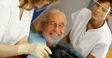 OMD alerta para doenças bocais que afetam idosos