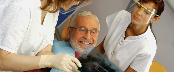 OMD alerta para doenças bocais que afetam idosos