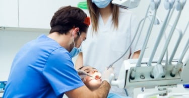 Reino Unido: 170 jovens extraíram pelo menos um dente por dia no SNS