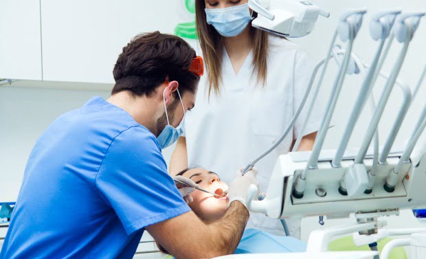 Reino Unido: 170 jovens extraíram pelo menos um dente por dia no SNS