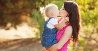 Bactérias orais das mães podem ser fator de risco para os filhos