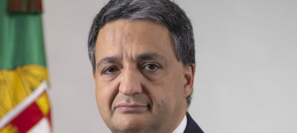 Paulo Macedo: contratação de médicos à hora continuará nos próximos anos