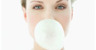 Pastilhas elásticas sem açúcar podem corroer esmalte dos dentes