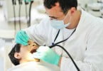 Dentista a tratar criança outubro de  Saúde Oral