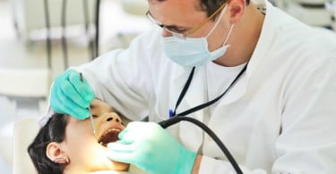 Dentista a tratar criança outubro de  Saúde Oral