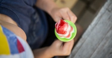 criança a comer gelado