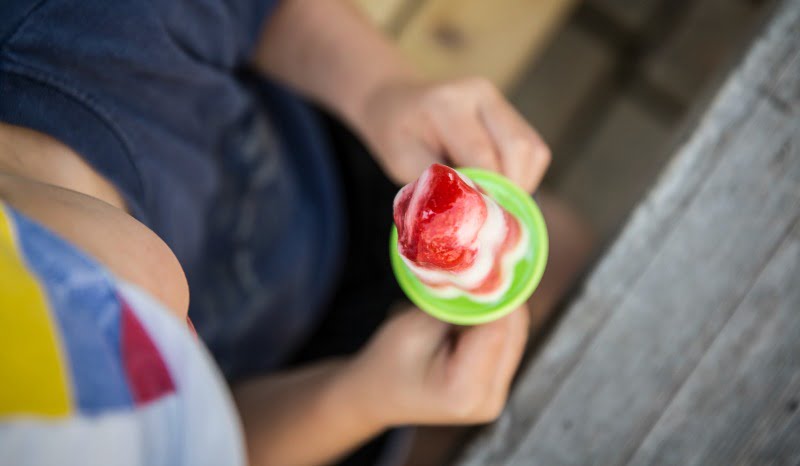 criança a comer gelado