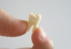 dente artificial e
