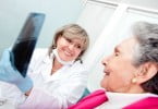 idosa no dentista
