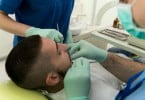 homem no dentista