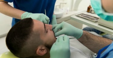 homem no dentista