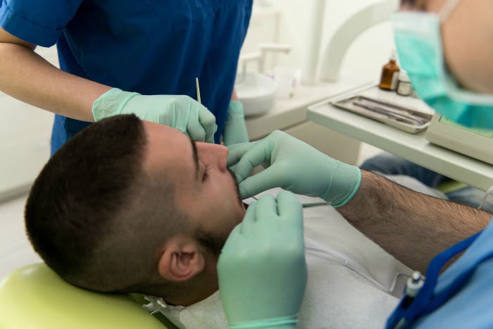 homem no dentista