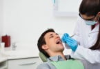 jovem no dentista