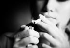 mulher a fumar cigarro
