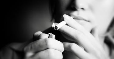 mulher a fumar cigarro
