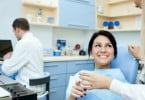 mulher no consultório do dentista