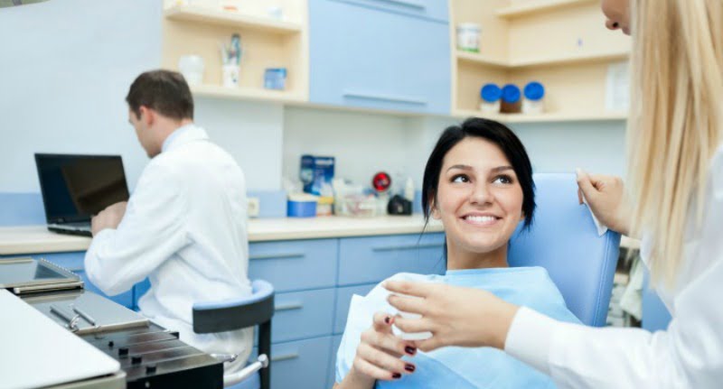 mulher no consultório do dentista