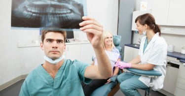 médicos dentistas na clínica