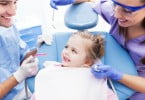criança no dentista