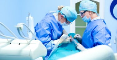implantes dentários cirurgia