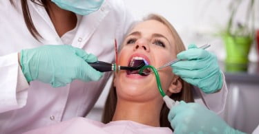 mulher no dentista