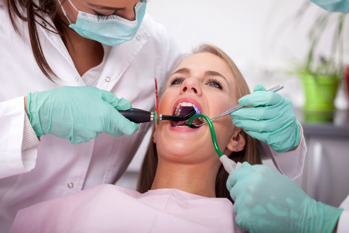 mulher no dentista